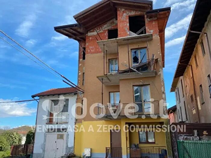 Appartamento con 6 locali in vendita in Via Piemonte, Castronno