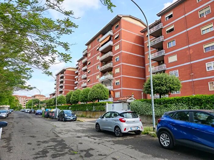 Appartamento trilocale in vendita in Via Roberto Fancelli, Roma