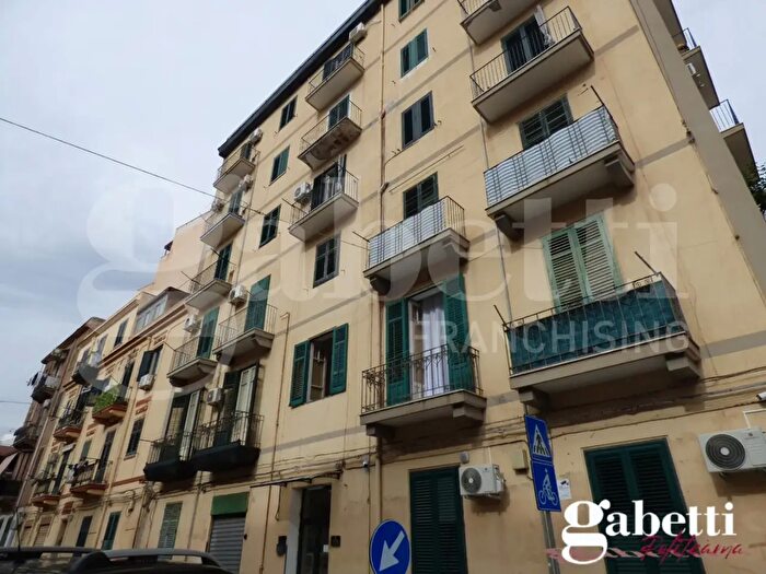 Appartamento trilocale in vendita in Piazza Filiciuzza, Palermo
