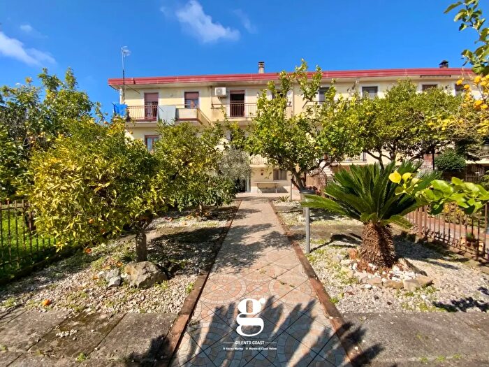 Casa con 7 locali in vendita in Loc Bivio di Acquavella Snc, Casal Velino