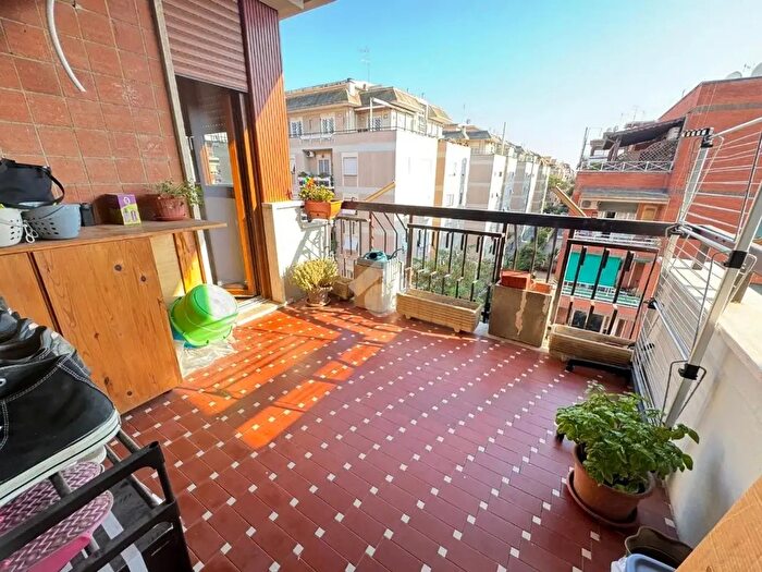 Appartamento trilocale in vendita in Via Angelo Olivieri, Roma