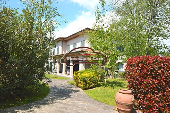 Casa con 10 locali in vendita in Capannori