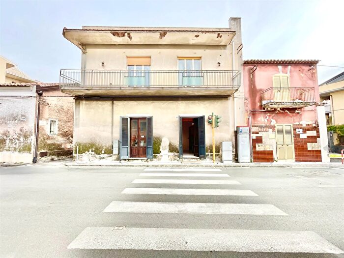 Appartamento con 6 locali in vendita in Via Etnea, Tremestieri Etneo