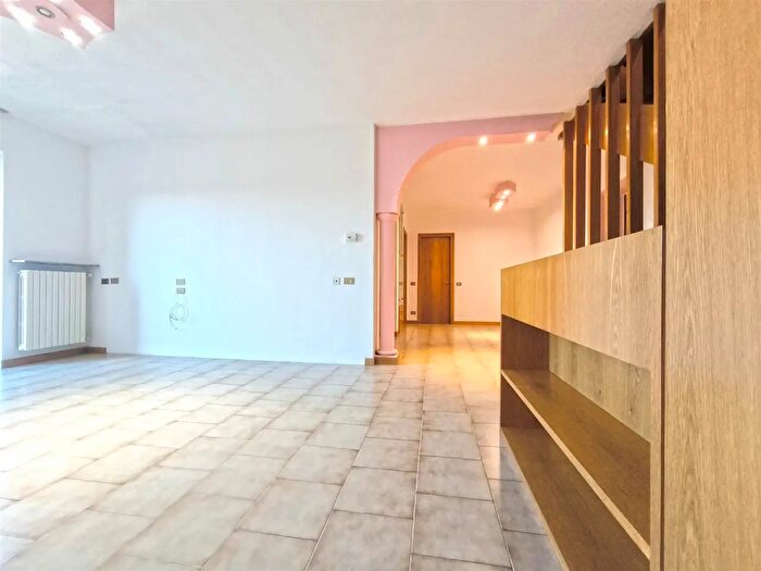 Appartamento trilocale in vendita in Piazza XI Febbraio, Bregnano