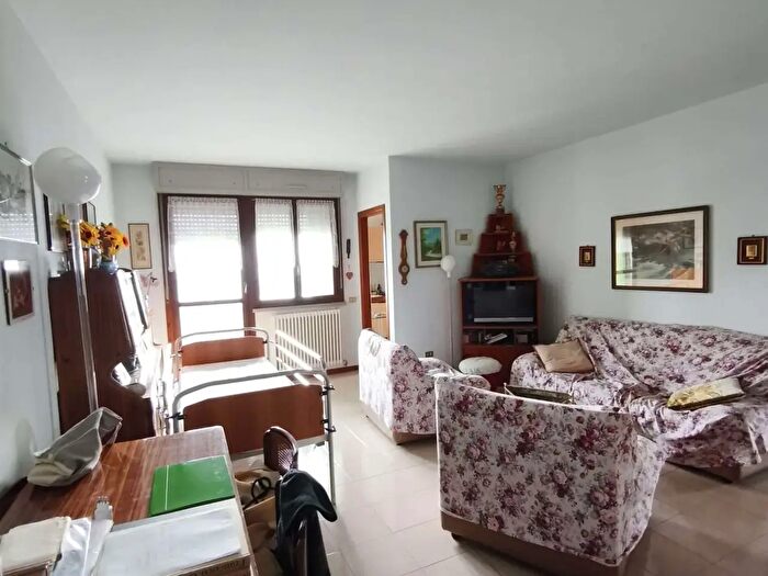 Appartamento trilocale in vendita in Via Enrico Zambonini, Reggio Emilia