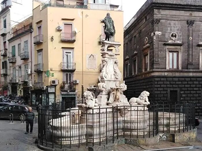 Appartamento quadrilocale in vendita in Piazza Santa Maria La Nova, Napoli