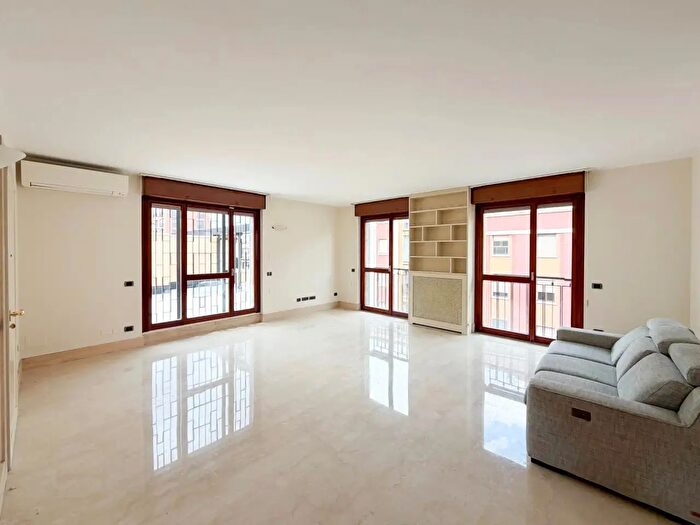 Appartamento quadrilocale in affitto in Via Alserio, Milano