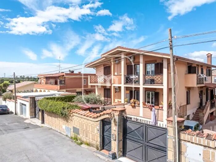 Casa quadrilocale in vendita in Via Fiordimonte, Roma