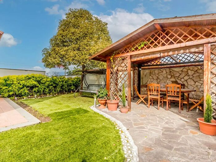 Appartamento trilocale in vendita in Via Avola, Roma