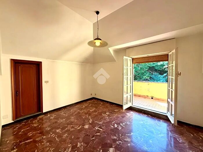 Appartamento trilocale in vendita in Via Ortigara, Genova
