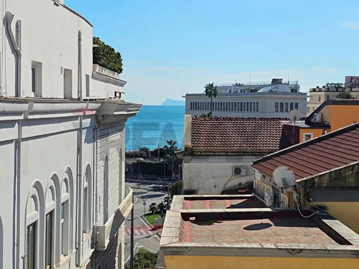 Appartamento con 6 locali in vendita in Napoli