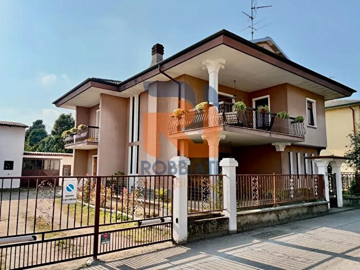 Casa con 7 locali in vendita in Via Nuova, Zinasco
