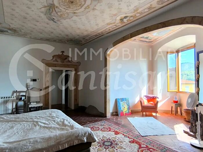 Appartamento con 8 locali in vendita in Corso del Popolo, Vicchio