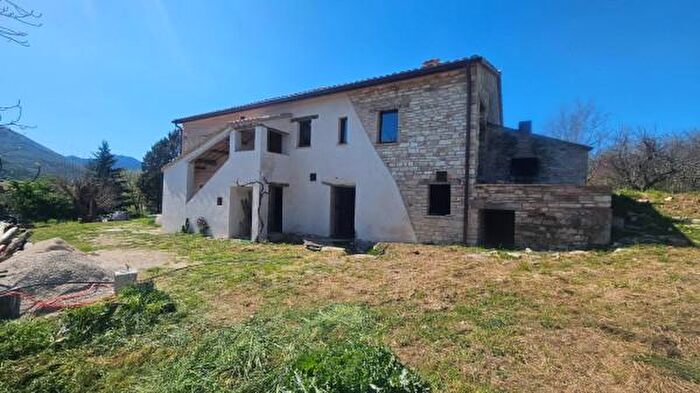 Casa con 6 locali in vendita in Parrocchia Bellaguardia, Fossombrone