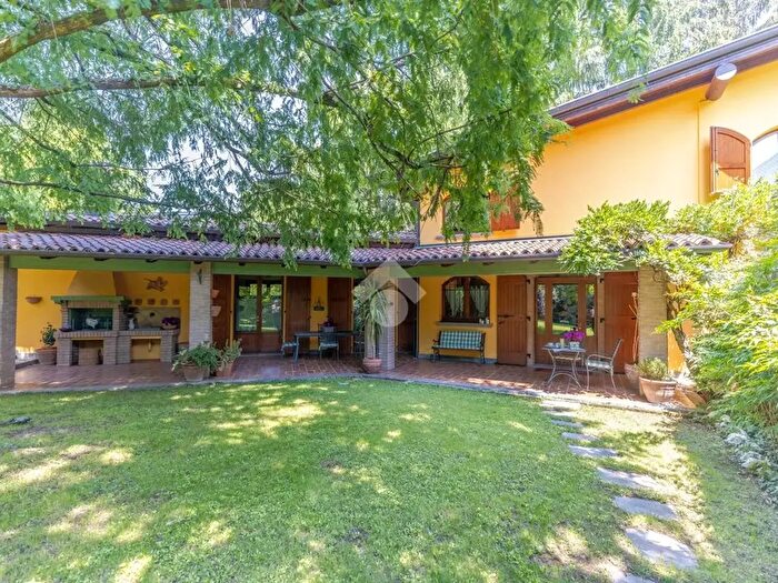 Casa con 5 locali in vendita in Via Enrico Fermi, Scanzorosciate