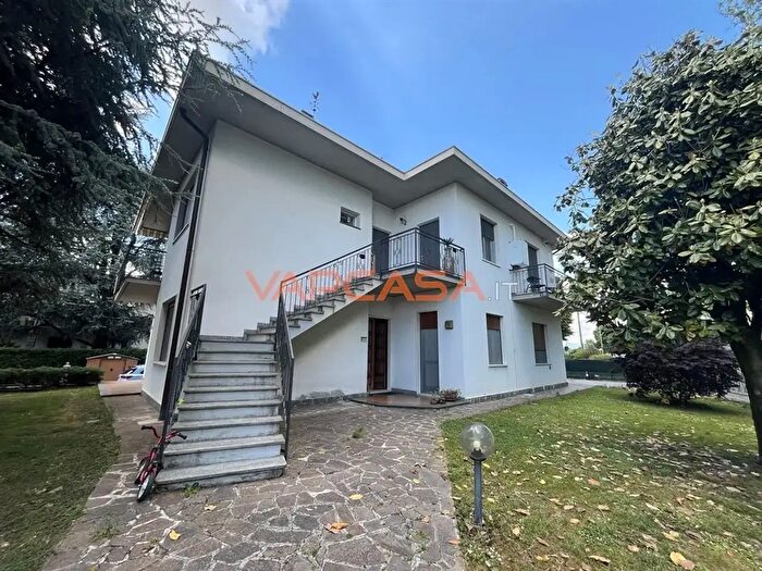 Appartamento con 5 locali in vendita in Via Raffaello, Urgnano