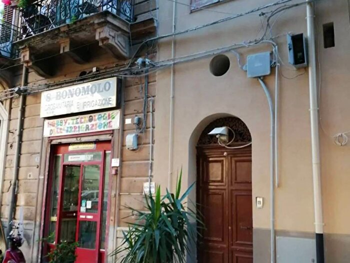 Appartamento trilocale in affitto in Via Volturno, Tribunale, Palermo