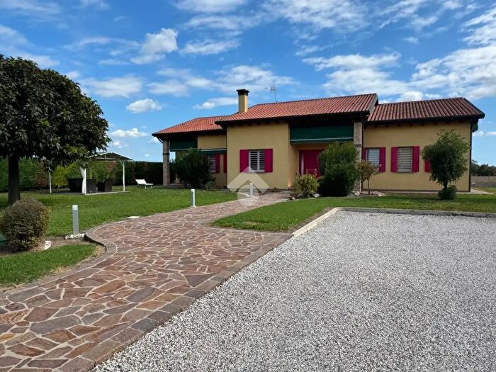 Casa con 13 locali in vendita in Via Ponte di Riva, Due Carrare