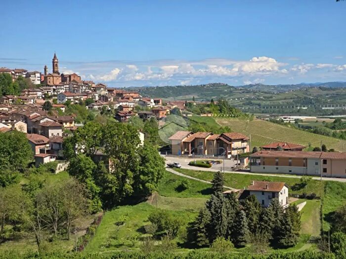 Casa con 9 locali in vendita in Via Montebertola, Govone