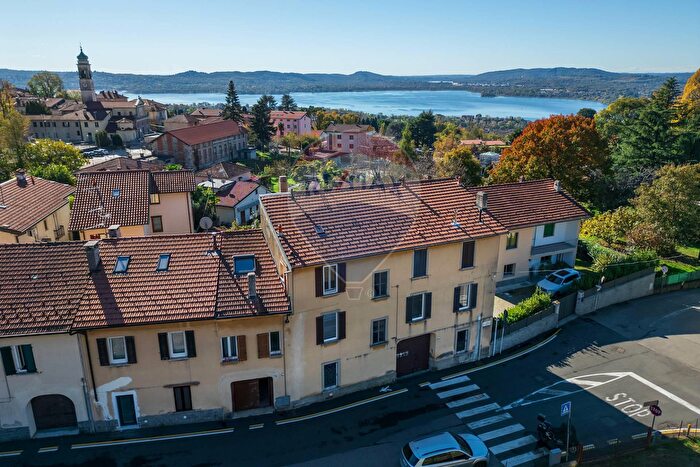 Appartamento trilocale in vendita in Via Sacconaghi, Comerio