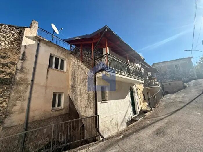 Casa con 6 locali in vendita in Pretoro
