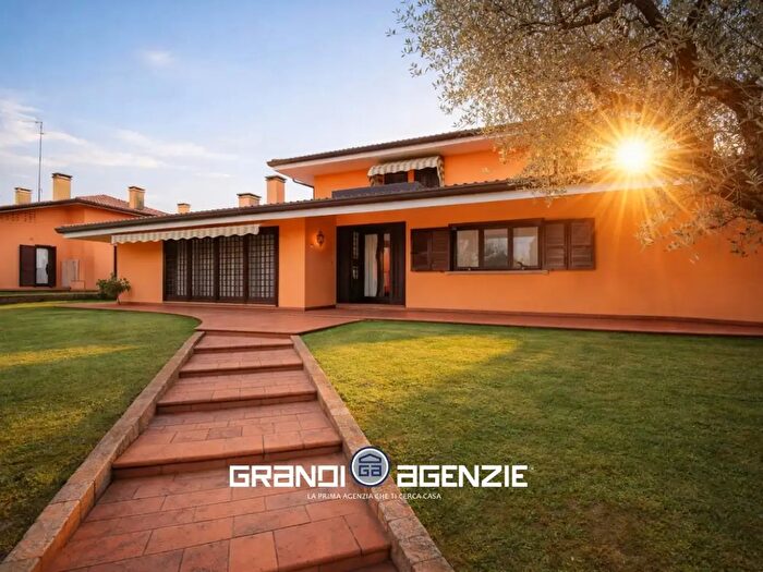 Casa con 6 locali in vendita in Volpago Del Montello