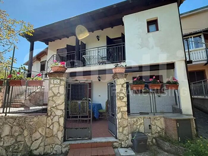 Casa con 5 locali in vendita in Via Ruva Snc, Pescorocchiano