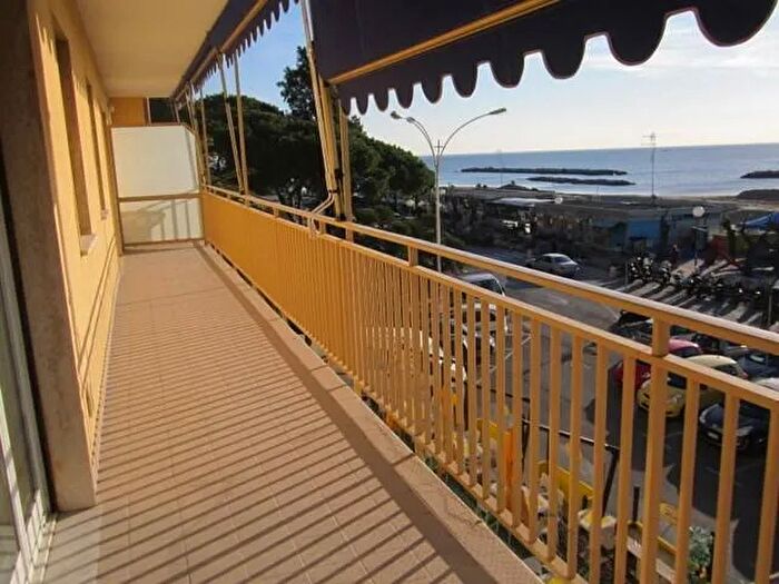 Appartamento quadrilocale in affitto in Via Lungomare Taggia, Taggia