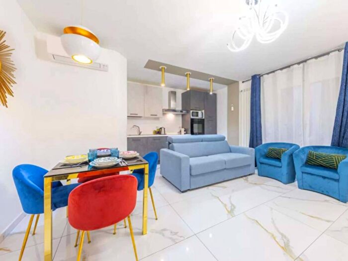 Appartamento trilocale in affitto in Via Lazzaro Palazzi, Porta Venezia, Milano