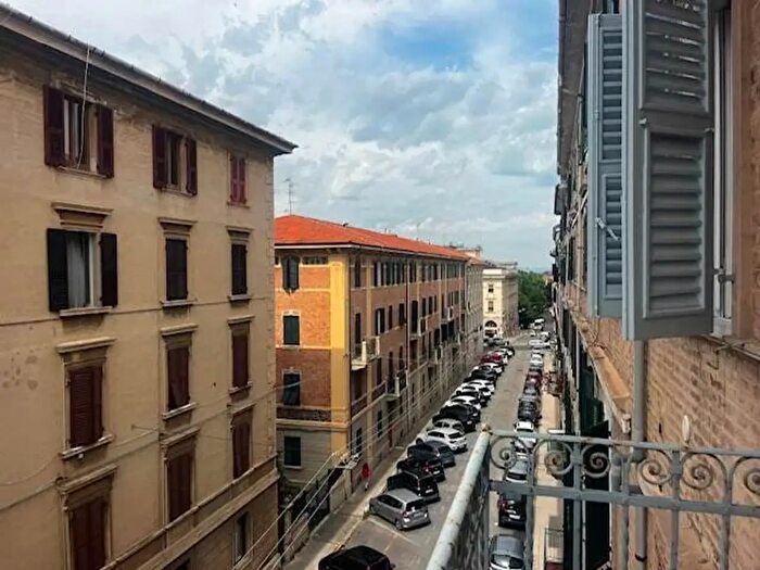 Appartamento trilocale in affitto in Via Frediani, Ancona