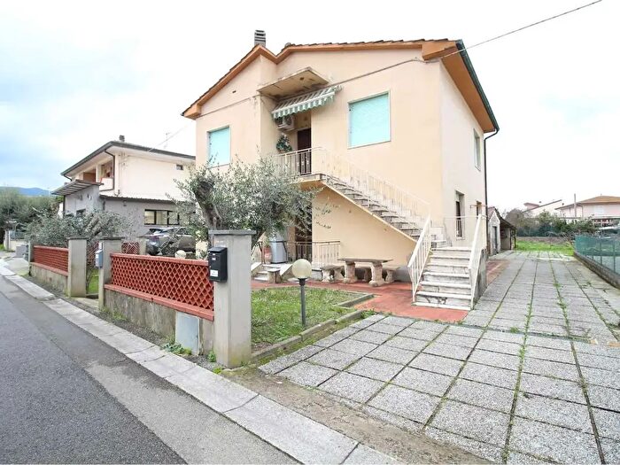 Casa con 9 locali in vendita in Bientina