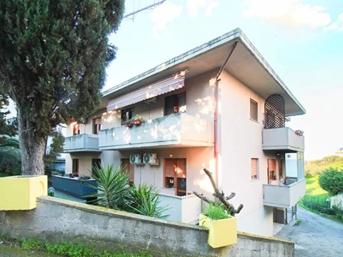 Appartamento trilocale in vendita in Via Pignatara, Cappelle Sul Tavo