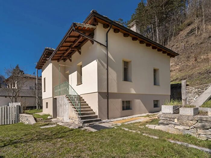 Casa quadrilocale in vendita in Via Nazionale, Prazzo