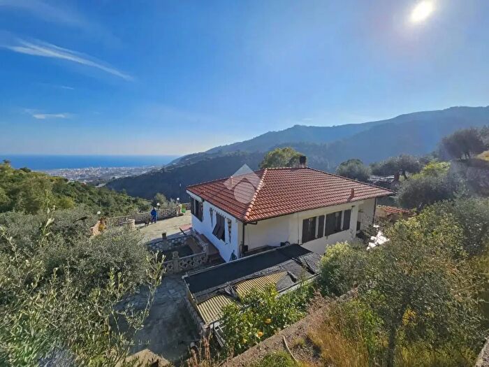 Casa con 5 locali in vendita in Regione Sorini, Taggia