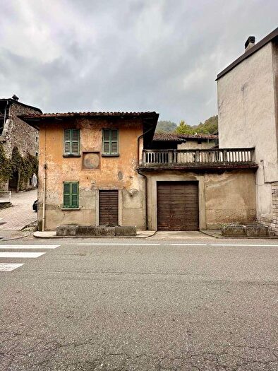 Casa con 6 locali in vendita in Piazza Cadorna, Primaluna
