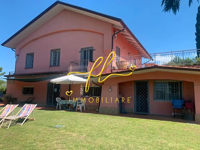 Casa con 13 locali in vendita in Castelnuovo Magra