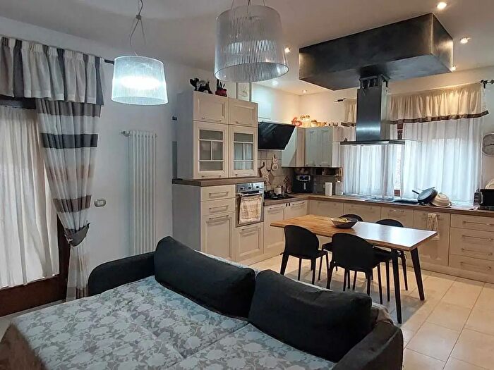 Casa con 5 locali in vendita in Viale Antonio Gramsci, Asciano