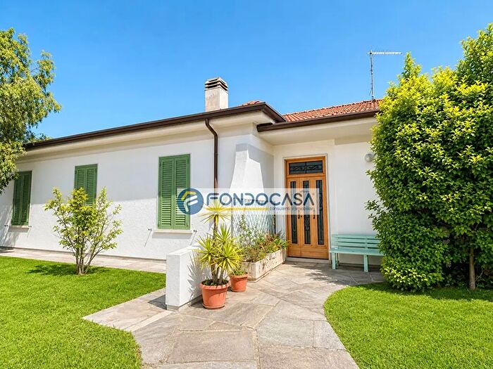 Casa con 5 locali in vendita in Via Zeri, Carrara