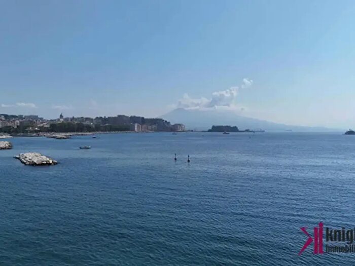 Appartamento con 5 locali in affitto in Via Francesco Caracciolo, Napoli
