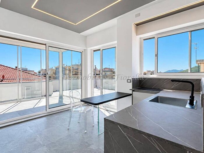 Appartamento quadrilocale in vendita in Via Antonio Fogazzaro, Centro, Loano