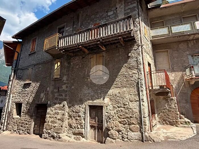 Casa quadrilocale in vendita in Via Umberto I, Niardo