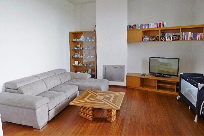 Appartamento con 8 locali in vendita in Cascina