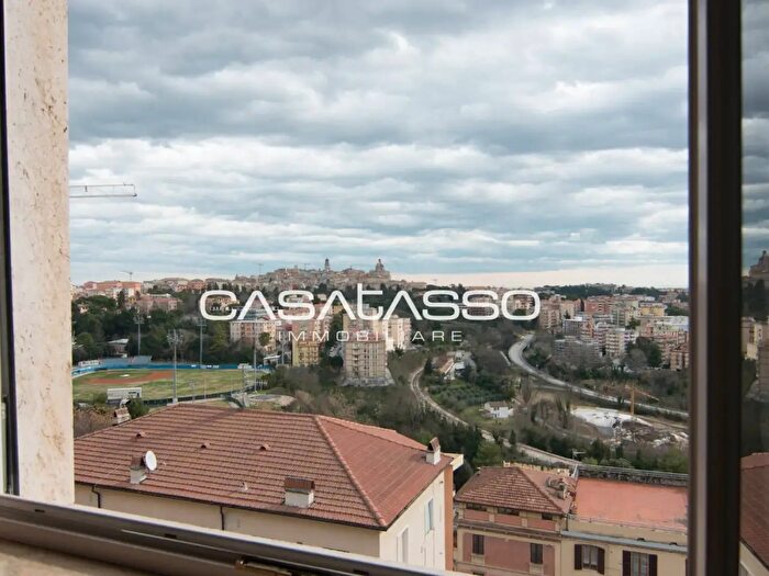 Appartamento con 8 locali in vendita in Via Ettore Ricci, Macerata