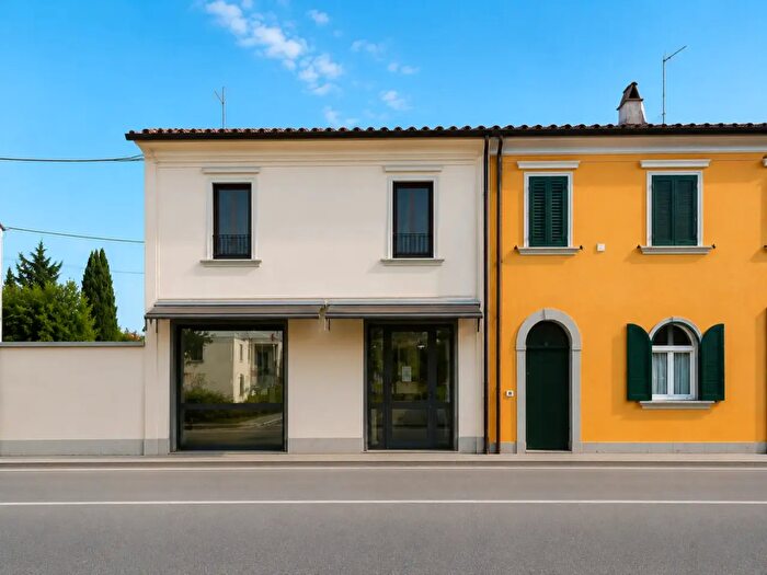 Casa con 6 locali in vendita in Cascina