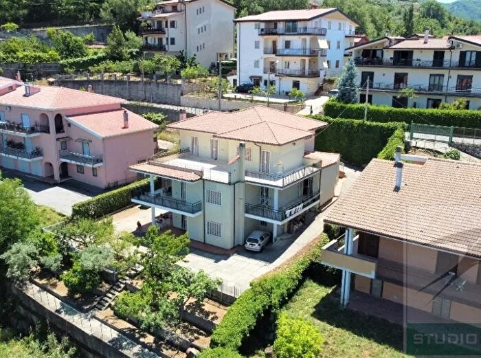 Casa con 11 locali in vendita in Dipignano