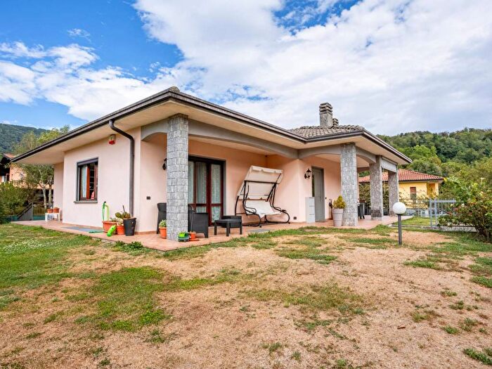 Casa con 6 locali in vendita in Via A Manzoni, Grantola