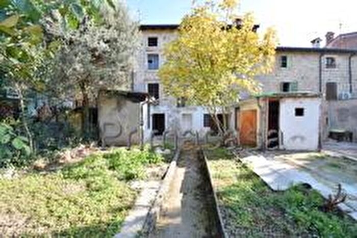 Casa con 16 locali in vendita in Via Valpantena, Verona