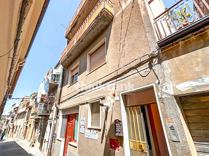 Casa con 8 locali in vendita in Piazza Filippo Cordova, Aidone