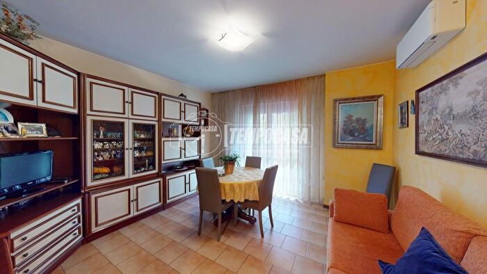 Appartamento trilocale in vendita in Via Sicilia, Cesano Maderno