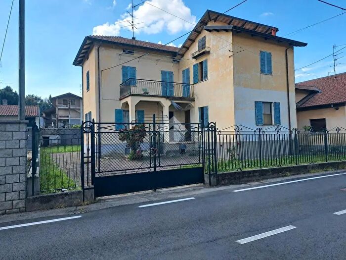 Casa con 9 locali in vendita in Via Roma, Cavaglia